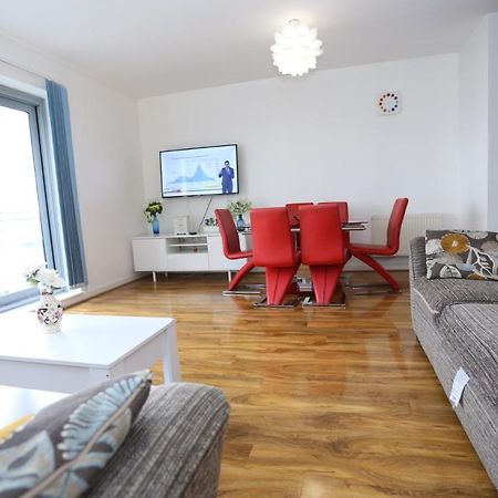 لندن Lovely 2 Bed 2 Toilet Hill House River View Apartment المظهر الخارجي الصورة